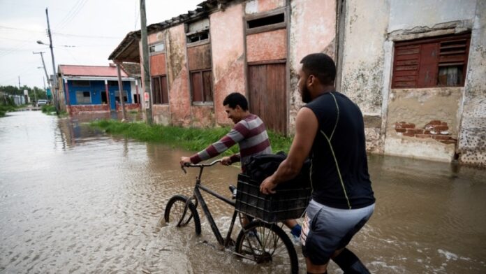 Cubanos preocupados por el agravamiento de la crisis con el paso de la tormenta Idalia