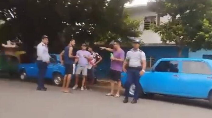 En plena crisis del transporte la policía continúa multando a taxistas