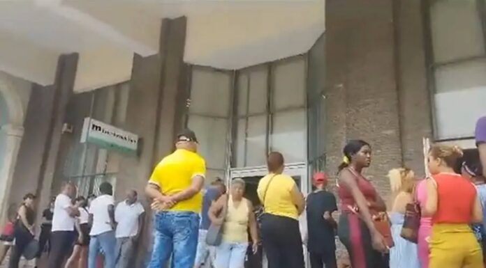 Caos en los cajeros automáticos: así marcha la bancarización del régimen en La Habana