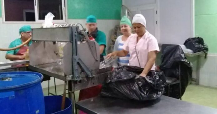 A falta de materias primas, empresa cubana producirá refresco en bolsas de nylon transparentes