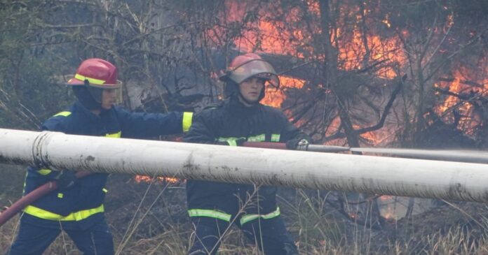 Sofocan incendio cerca de base aérea de Santa Clara