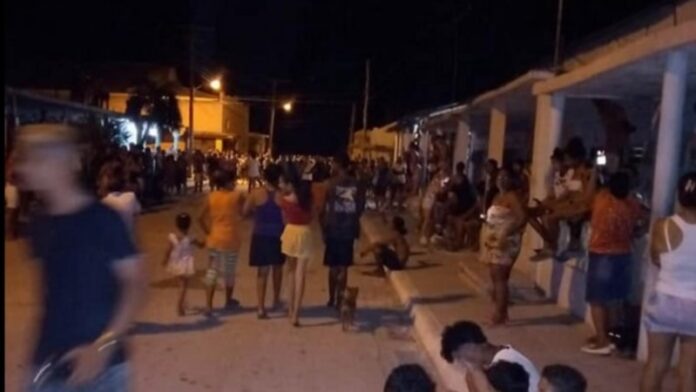 Presos por protestar en Caimanera en situación crítica en prisión, denuncian familiares