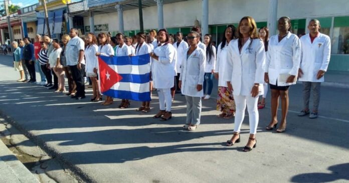 Médico cubano regulado y residente en EE.UU.  logra salir de Cuba