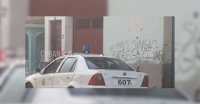 Aparece cartel contra Díaz-Canel en Santiago de Cuba: “Entrega el país”