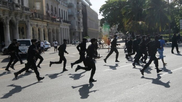 Cuba Próxima propone “refundación total” y desmilitarización de la vida pública en la isla