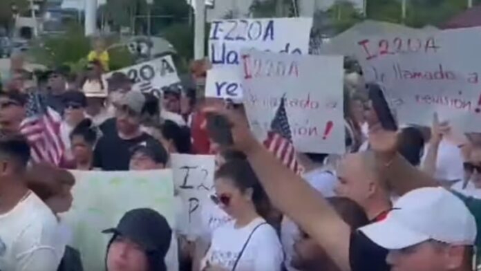 Cubanos con I-220A protestan en Miami para exigir legalización en EEUU (VIDEO)