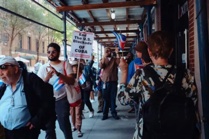 Exiliados cubanos enfrentan a grupos procastristas frente a la sede de la ONU