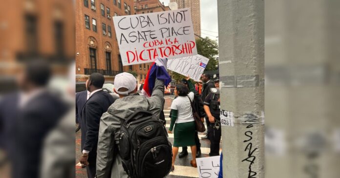 Cubanos protestan contra dictador Díaz-Canel en Nueva York