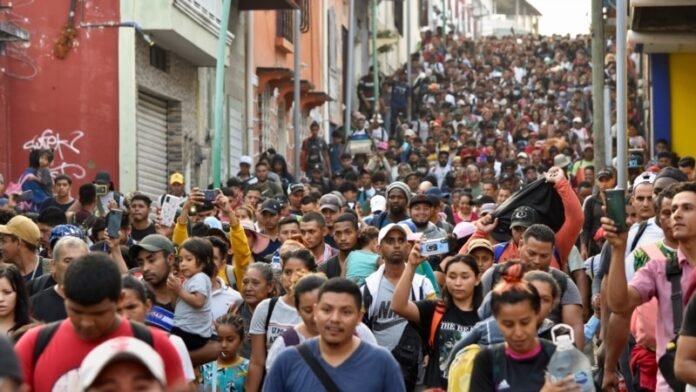 Tapachula abarrotada por más de 100 mil migrantes; cubanos valoran salir en caravana (VIDEO)