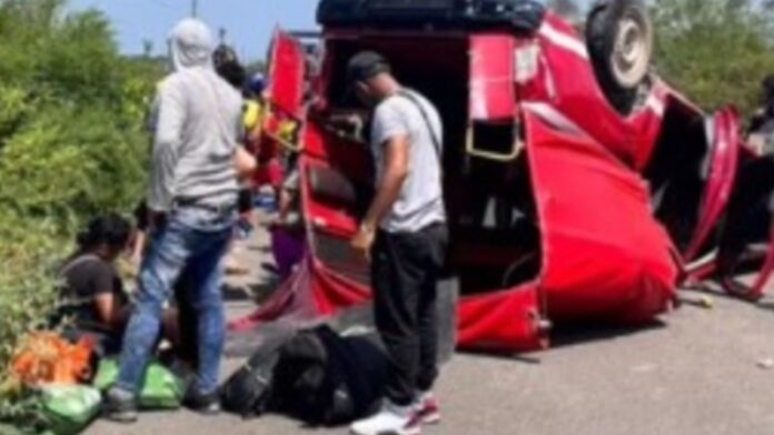 Se vuelca camioneta con 22 migrantes cubanos en México; 12 con lesiones graves (VIDEOS)