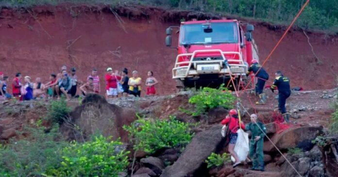 Rescatan a 10 personas por crecida de río en Holguín