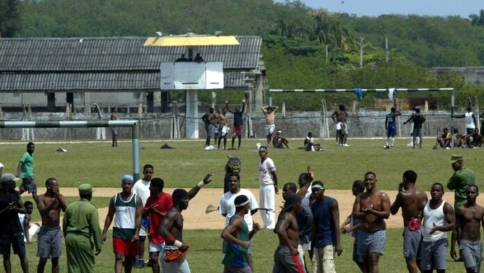 Preso político sufre ataques homofóbicos de sus carceleros, denuncian familiares