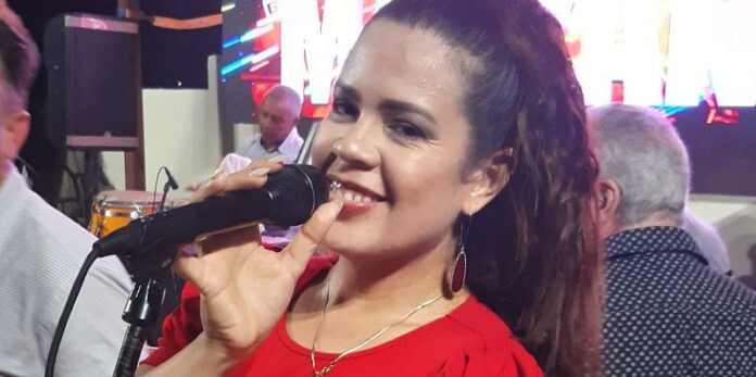 Vocalista de la Original de Manzanillo regresa a los escenarios tras recuperarse de agresión