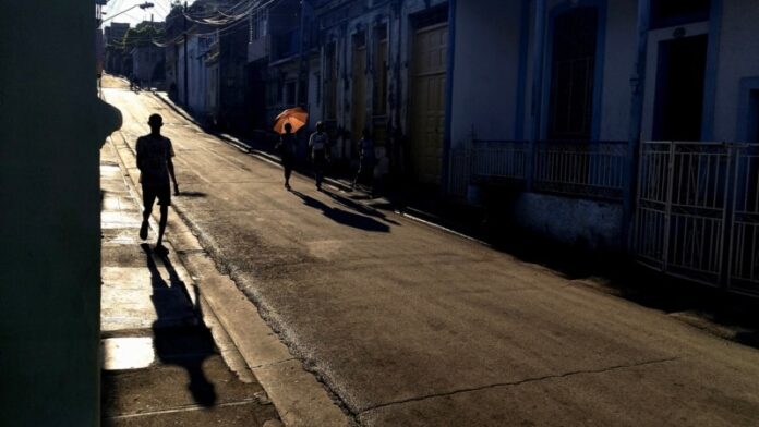 A oscuras y con menos comida, cubanos de la isla describen panorama desolador