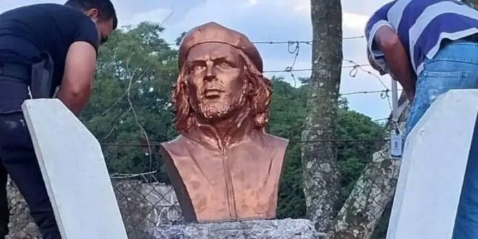 Izquierda se queja por la retirada de un busto del Che Guevara en El Salvador