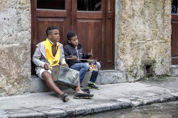 Making Music on the Streets of Havana – Photo of the Day – Havana Times