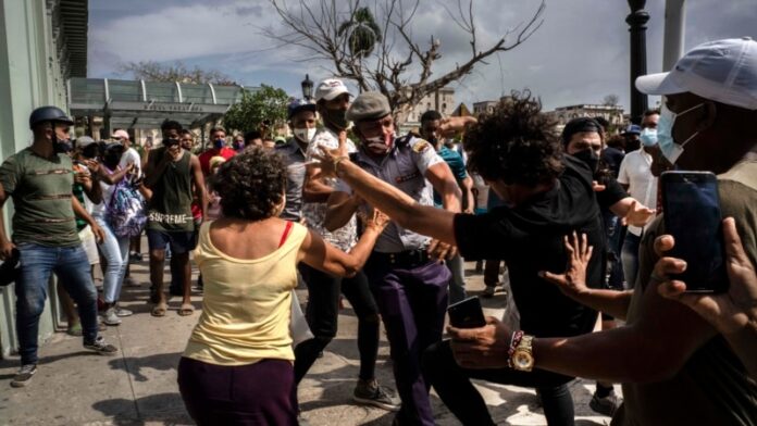 OPINIÓN: Por qué el contenido censurado por Meta sobre la protesta de una mujer en Cuba debe ser restaurado