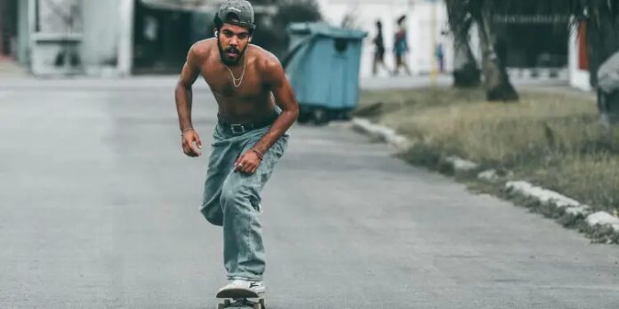 Patinador cubano en concurso olímpico de deportes urbanos