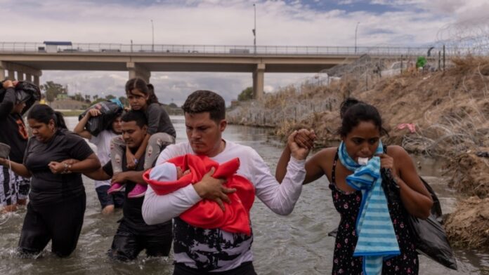 Matrimonio de cubanos cruza la frontera de EEUU con un recién nacido