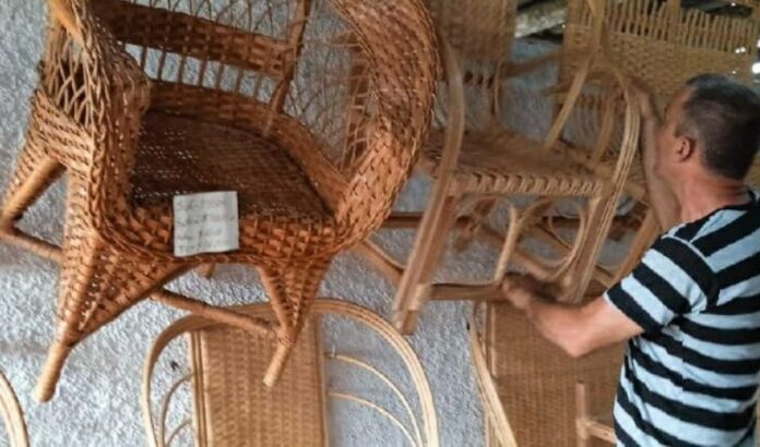 A falta de madera, usan “bejucos” para fabricar muebles en Cuba