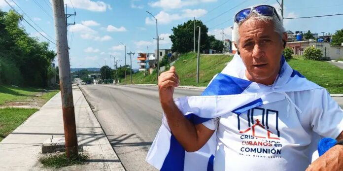 Pastor y periodista cubano realiza protesta contra crímenes de Hamás en Israel