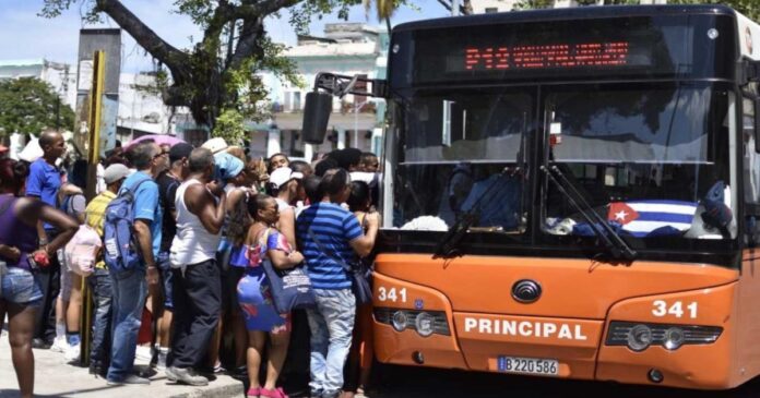 VIDEO: Habaneros se agolpan para coger una guagua