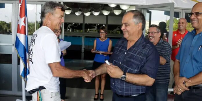 Régimen cubano entrega autos a entrenadores y atletas en medio de éxodo deportivo