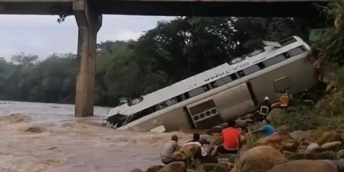 Autobús con migrantes cubanos cae a río en Honduras