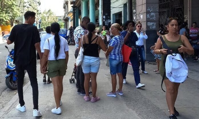 Alrededor de 2 mil cubanos quedan “interruptos” cada mes en sus empresas estatales