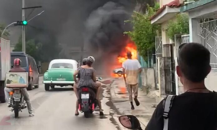 Incendio de un Lada en La Habana (+Video)