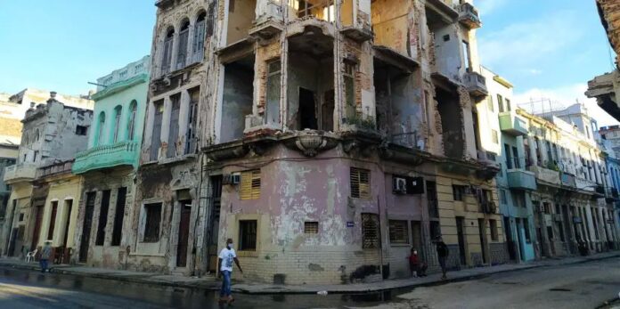 SOS Cuba: Alcantarillas sin tapas y edificios en ruinas