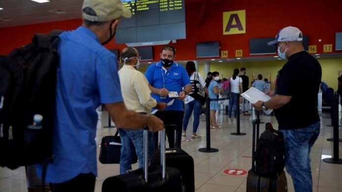 Amplían prohibición de salida y entrada al país a cubanos por impago de impuestos