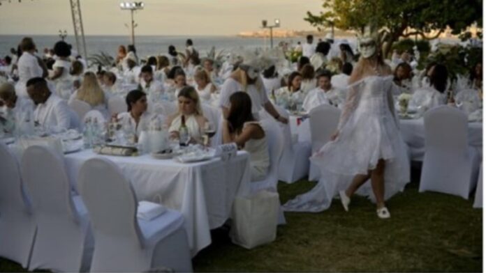 Le Dîner en Blanc regresa a una Habana en crisis: “Es un disparate… una paradoja, y una burrada”