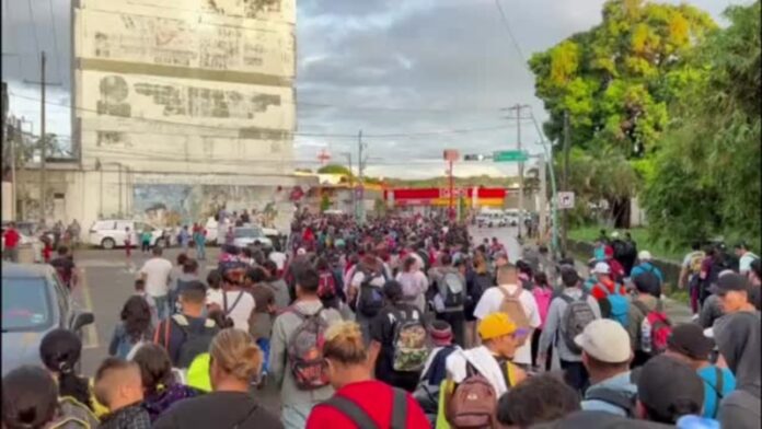 Cubanos en Tapachula se unen a caravana de migrantes (VIDEO+Fotos)