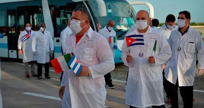 Régimen envía otros 35 médicos a México mientras en Cuba escasean