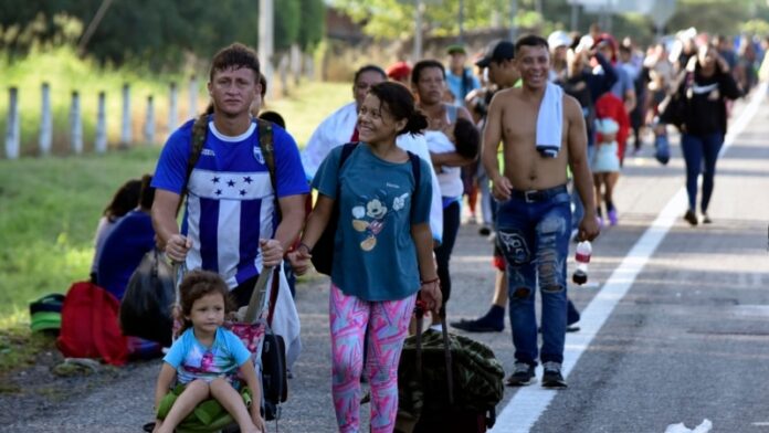 Caravana de inmigrantes avanza en difíciles condiciones con la esperanza de llegar a EEUU (VIDEO)