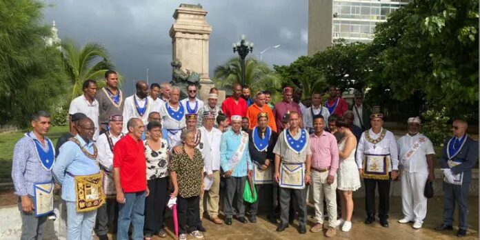 Masones rinden tributo a Estrada Palma ante monumento ultrajado