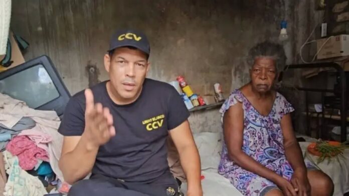 Limay Blanco entrega 277 mil pesos a anciana cubana marginada por el castrismo