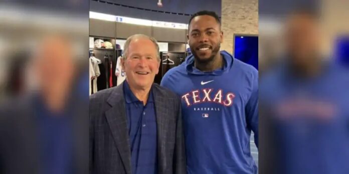 Aroldis Chapman luce su foto con George W. Bush, tomada durante la Serie Mundial