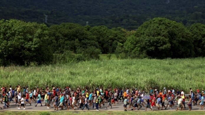 “Gracias a Dios por esta caravana y su gente linda”, dice cubana que marcha con su familia a EEUU