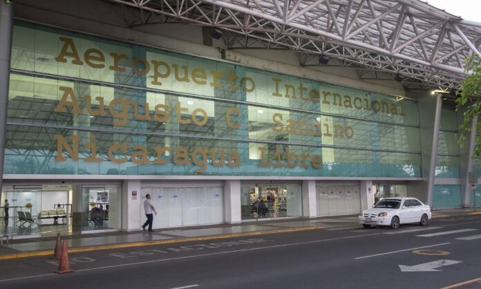 Aeropuerto de Nicaragua: eliminan los taxistas que trasladaban cubanos a la frontera