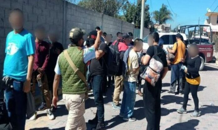 Migrantes bloquean carretera de México en su tránsito hacia Estados Unidos