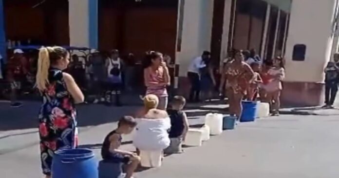 Mujeres se lanzan a la calle en protesta por la falta de agua