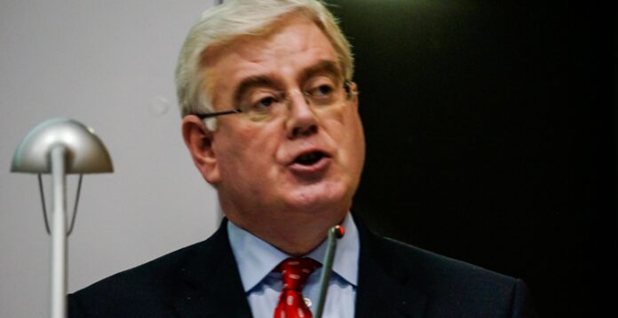 Quién es Eamon Gilmore y qué se espera de su visita a Cuba