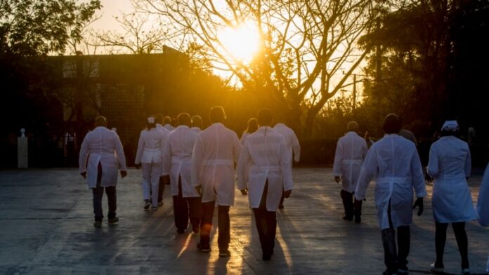 Polémica en Honduras por la contratación de casi un centenar de médicos cubanos