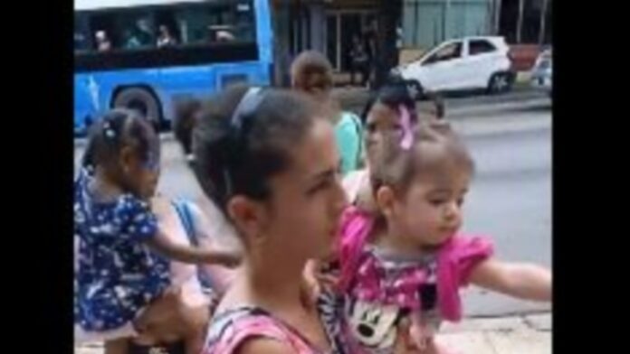 Madres protestan frente al Ministerio de Salud en La Habana, exigiendo mejores servicios para sus hijos