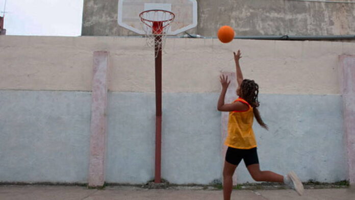 Por el aro del éxodo: el baloncesto avileño se queda sin atletas