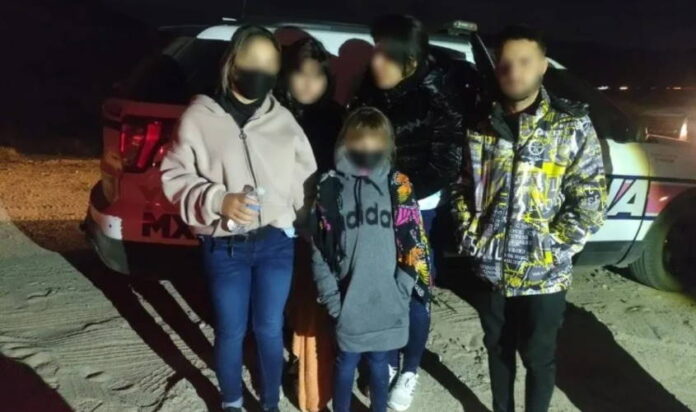 Rescatan a familia de migrantes cubanos varada en desierto de México