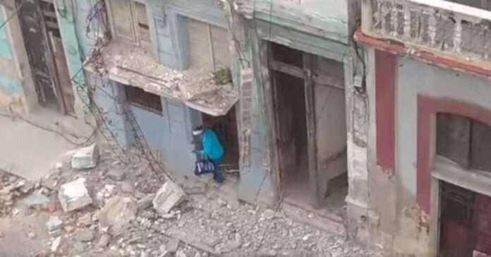 Se derrumba un balcón en la calle San Lázaro, La Habana