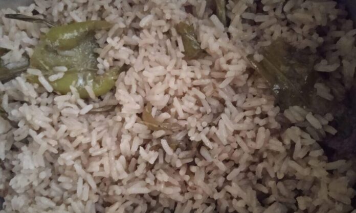 Nuevo invento culinario en Cuba: arroz congrís sin frijoles y pintado con hojas de guayaba